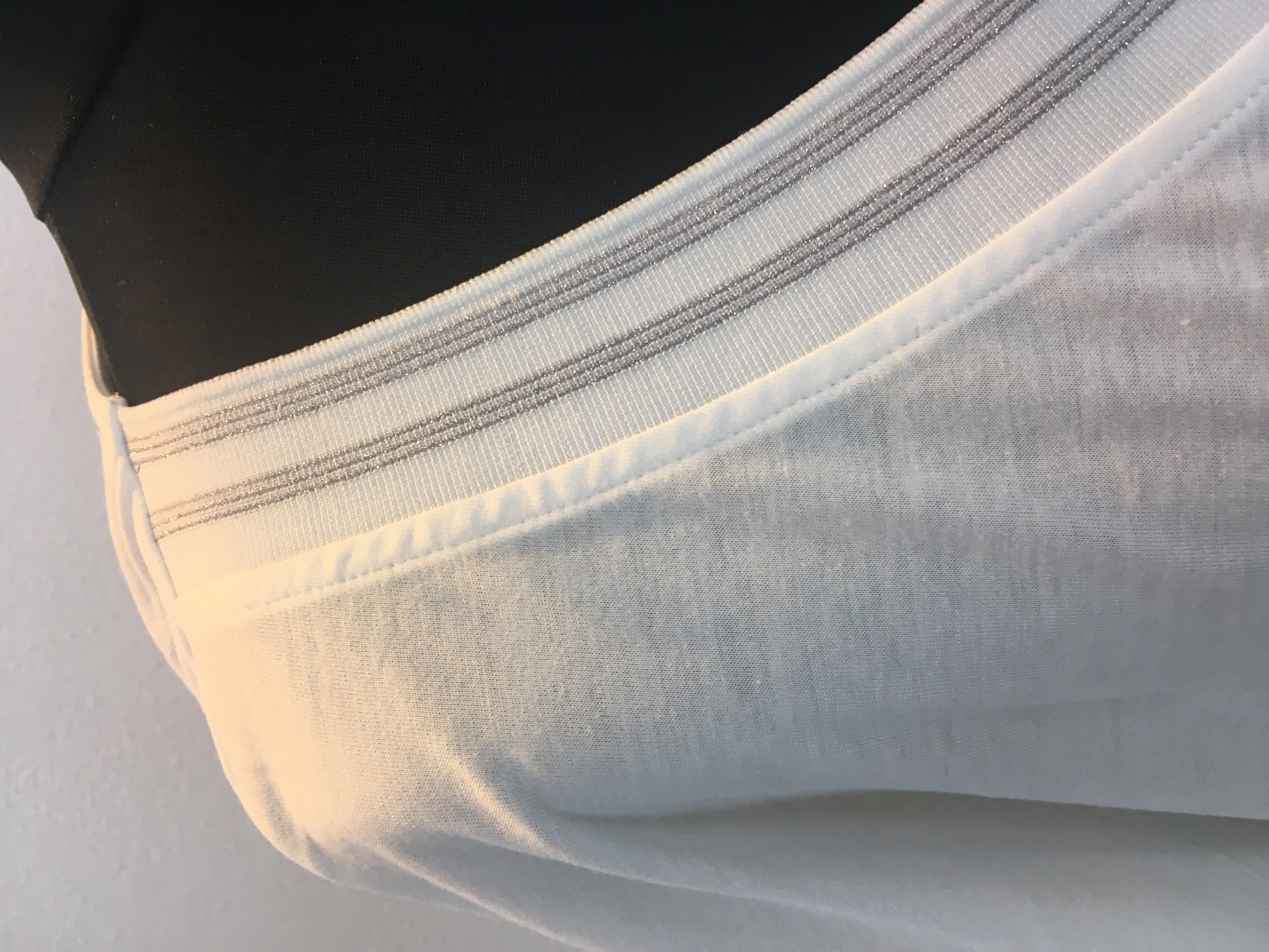 Via appia bílé triko s ozdobným výstřihem