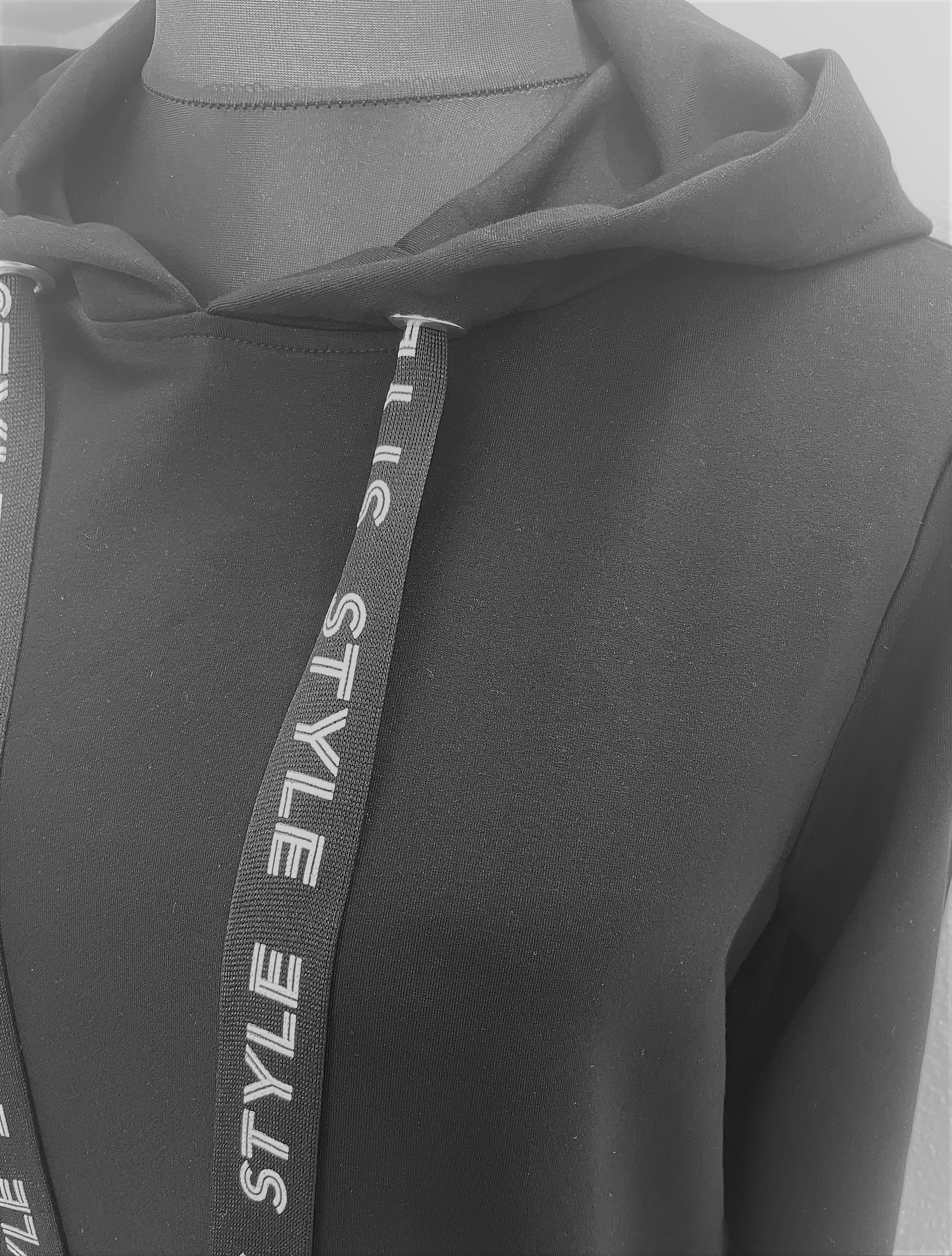 Via appia černé sportovní šaty