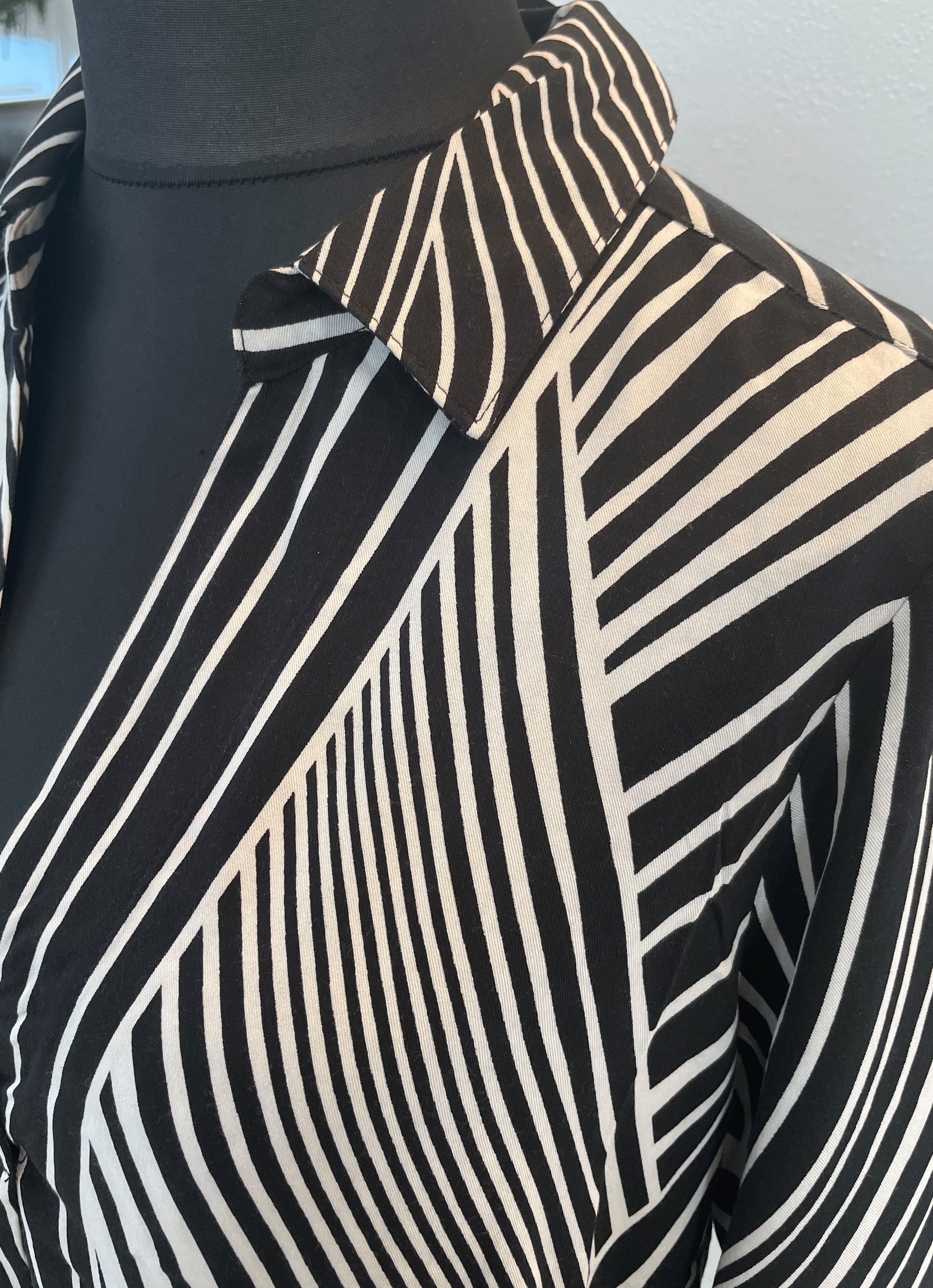 Via appia černo-bílé šaty