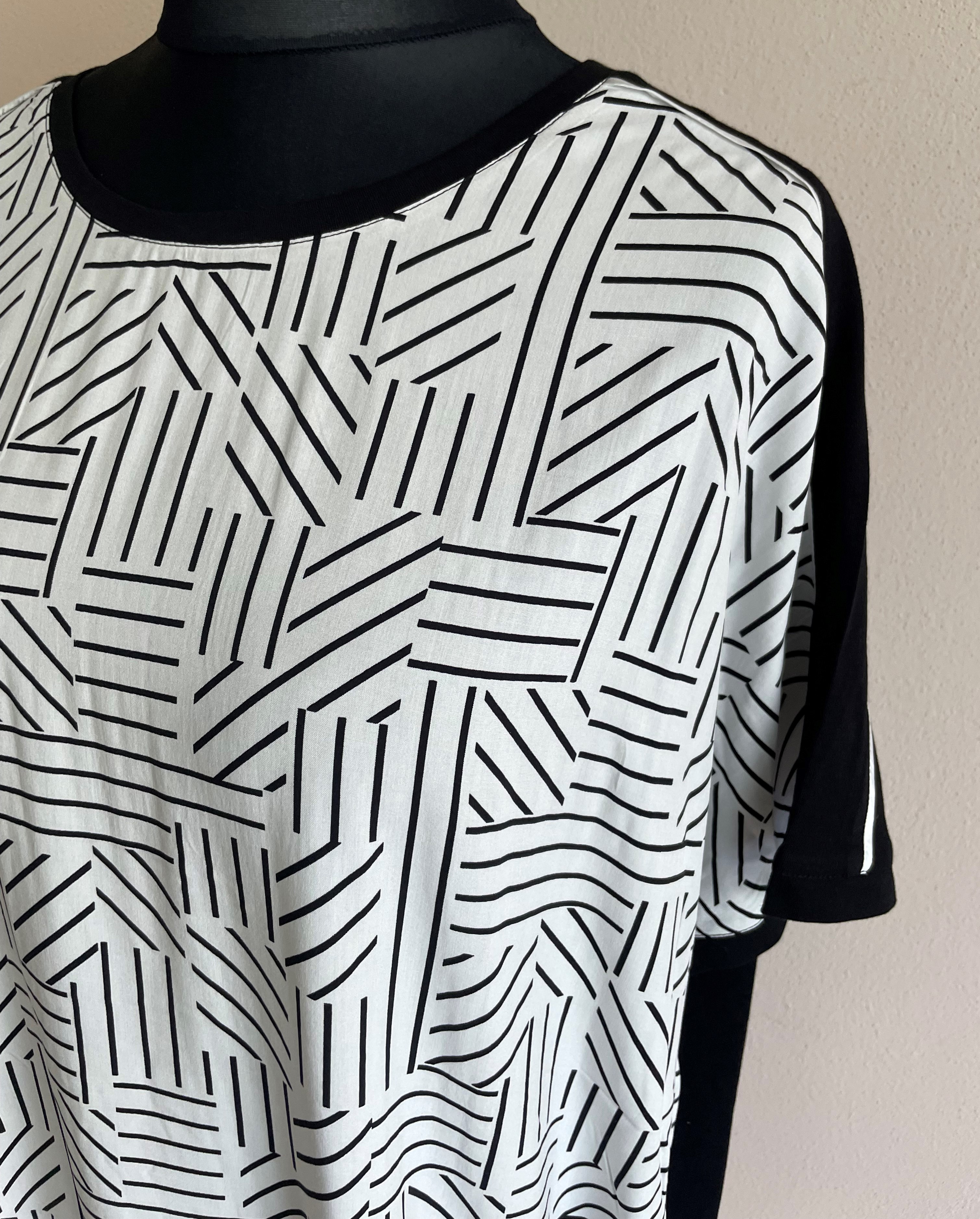 Via appia černo-bílá halenka