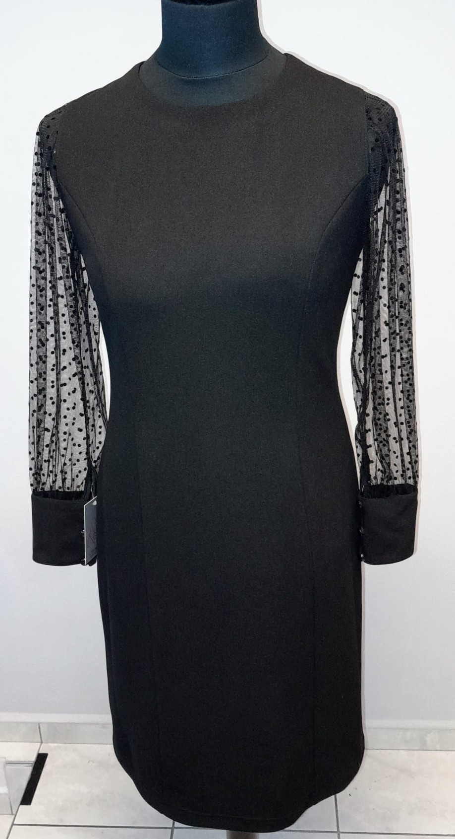 Černé společenské šaty s transparentním rukávem