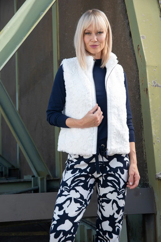 Kenny S bílá chlupatá vesta